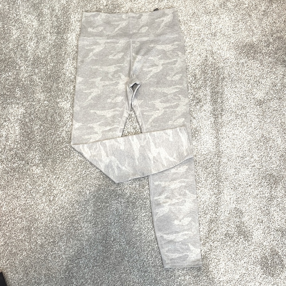 Vuori worn once Clean Elevation legging